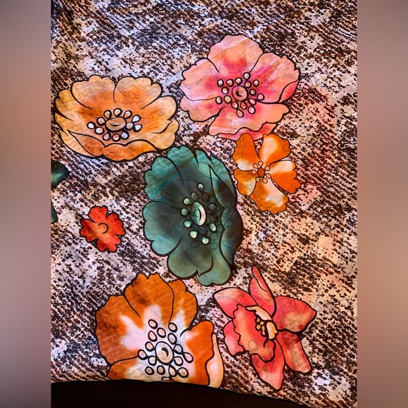 Bundle 3 of long scarves different sizes. One silk scarf and 2 polyesters. - Picture 9 of 12